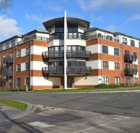 Blue Sky Apartments @Wallis Square, Farnborough Farnborough  Luaran gambar