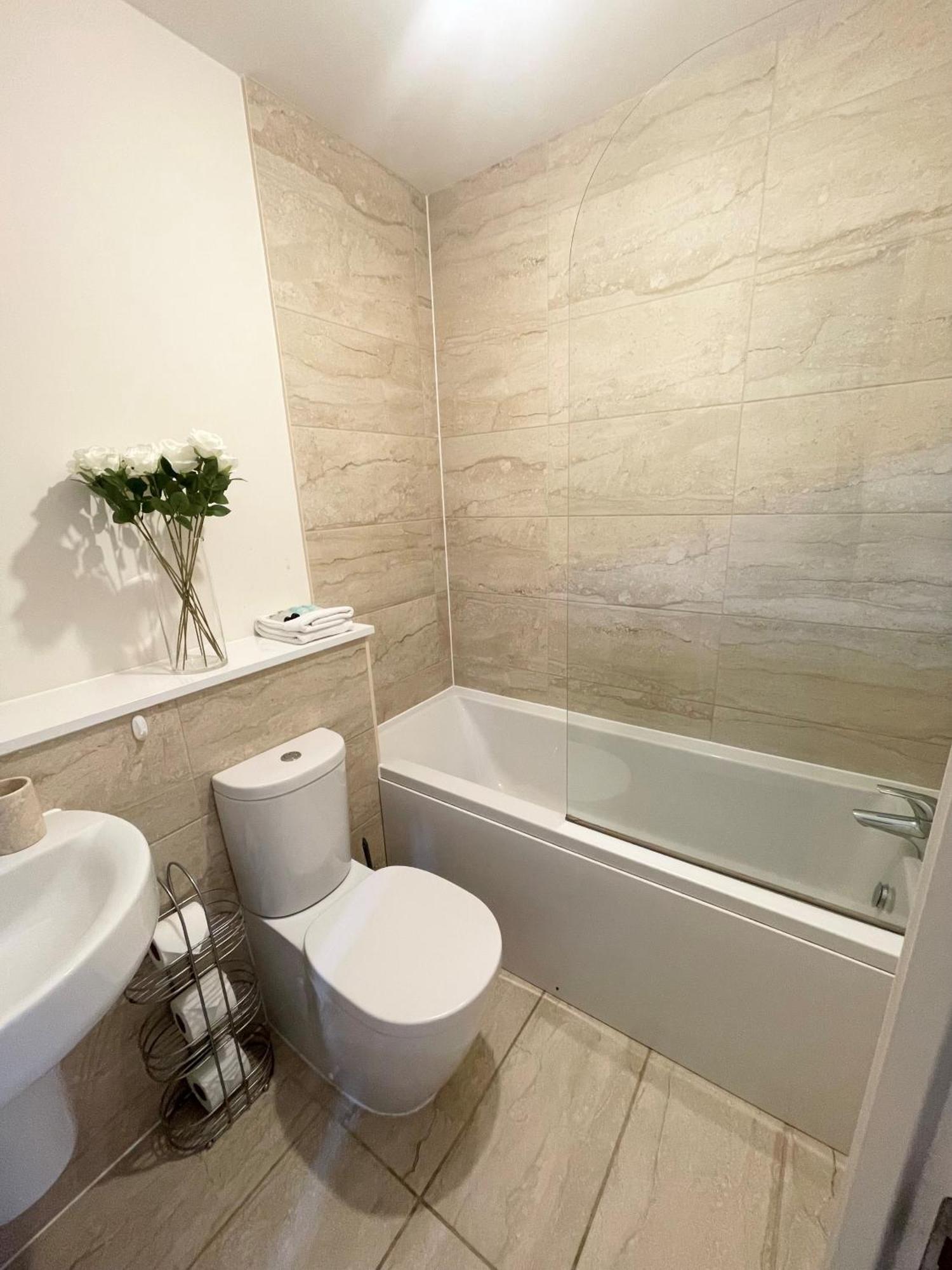 Blue Sky Apartments @Wallis Square, Farnborough Farnborough  Luaran gambar