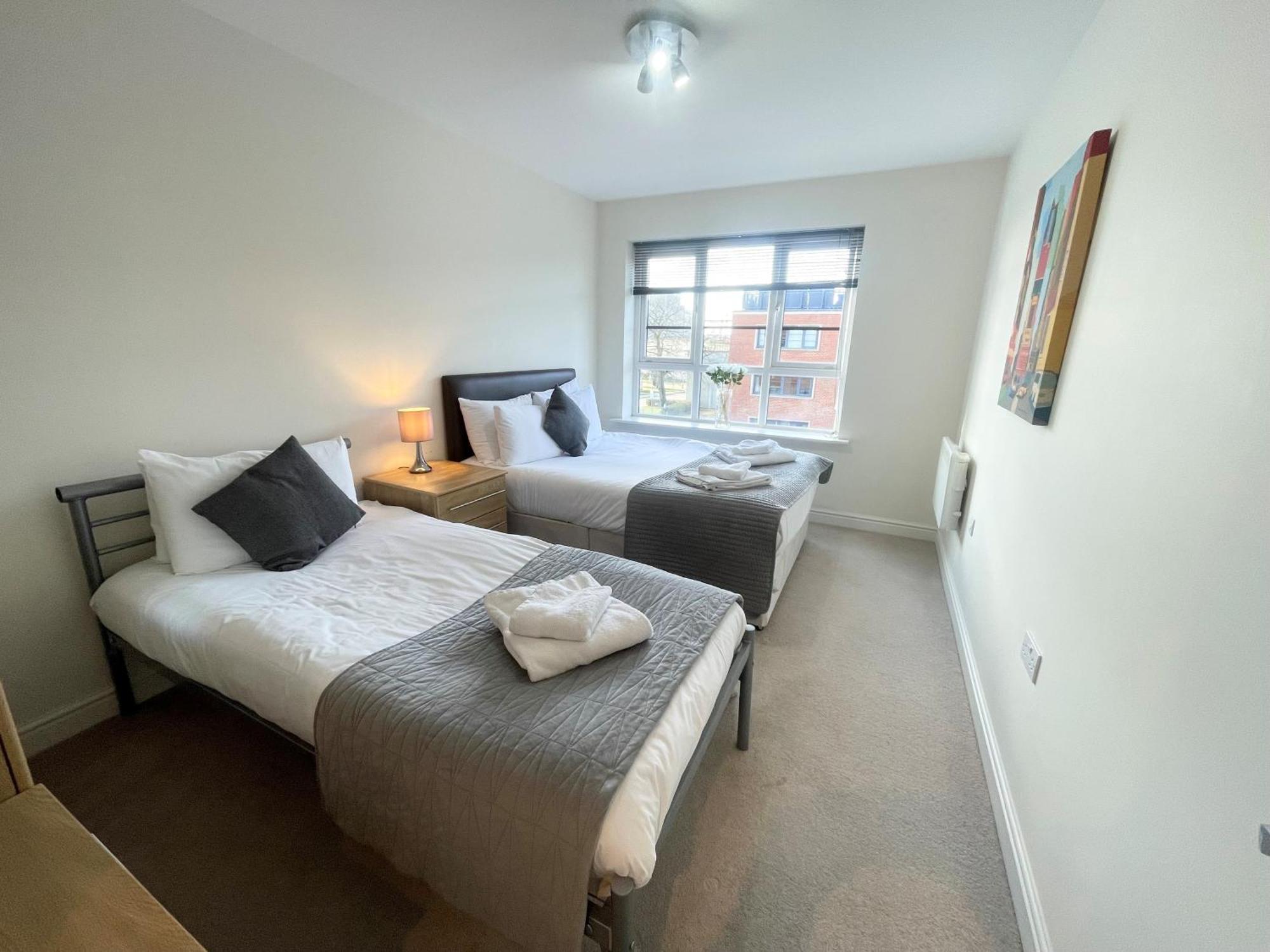 Blue Sky Apartments @Wallis Square, Farnborough Farnborough  Luaran gambar