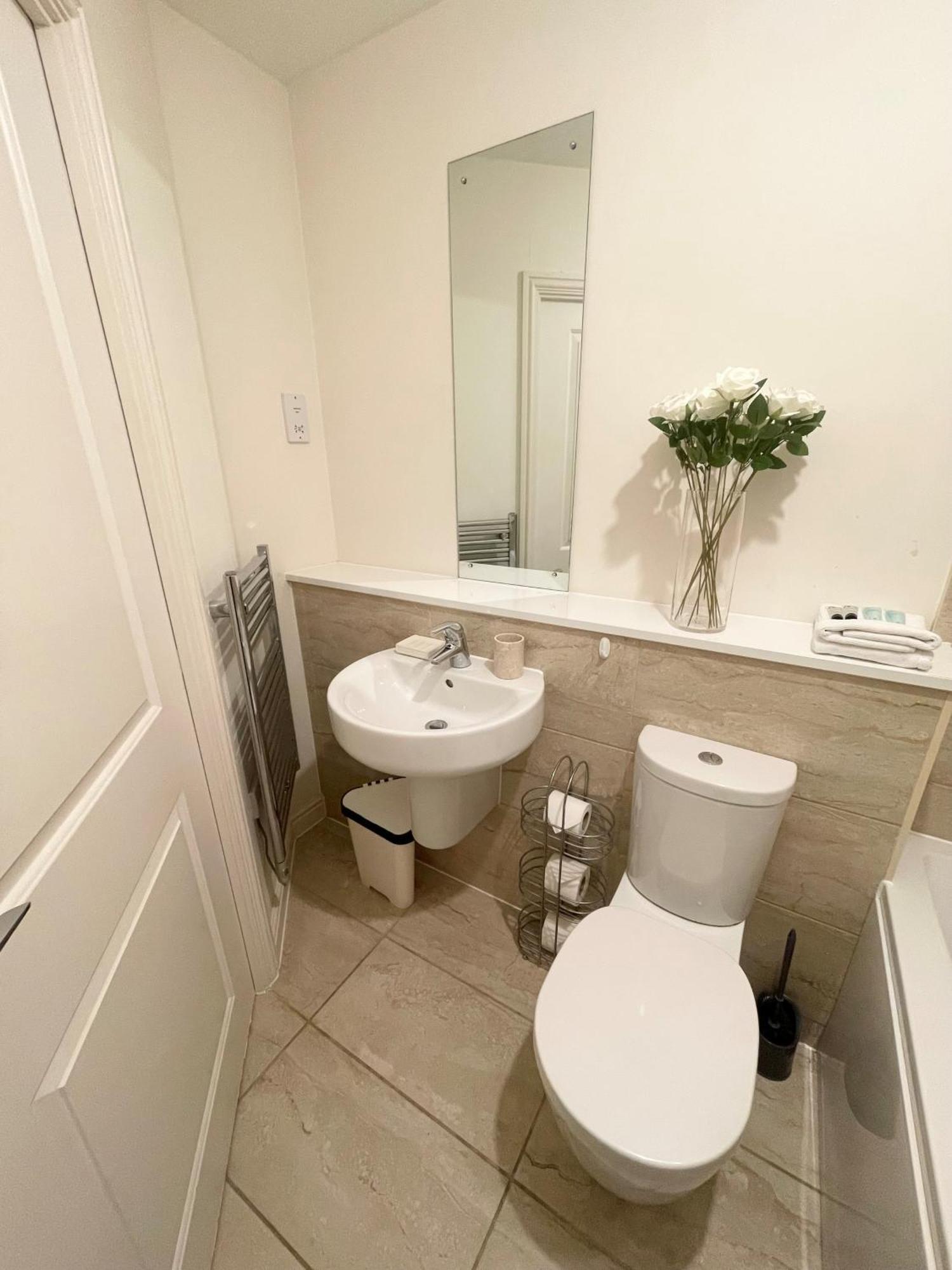 Blue Sky Apartments @Wallis Square, Farnborough Farnborough  Luaran gambar