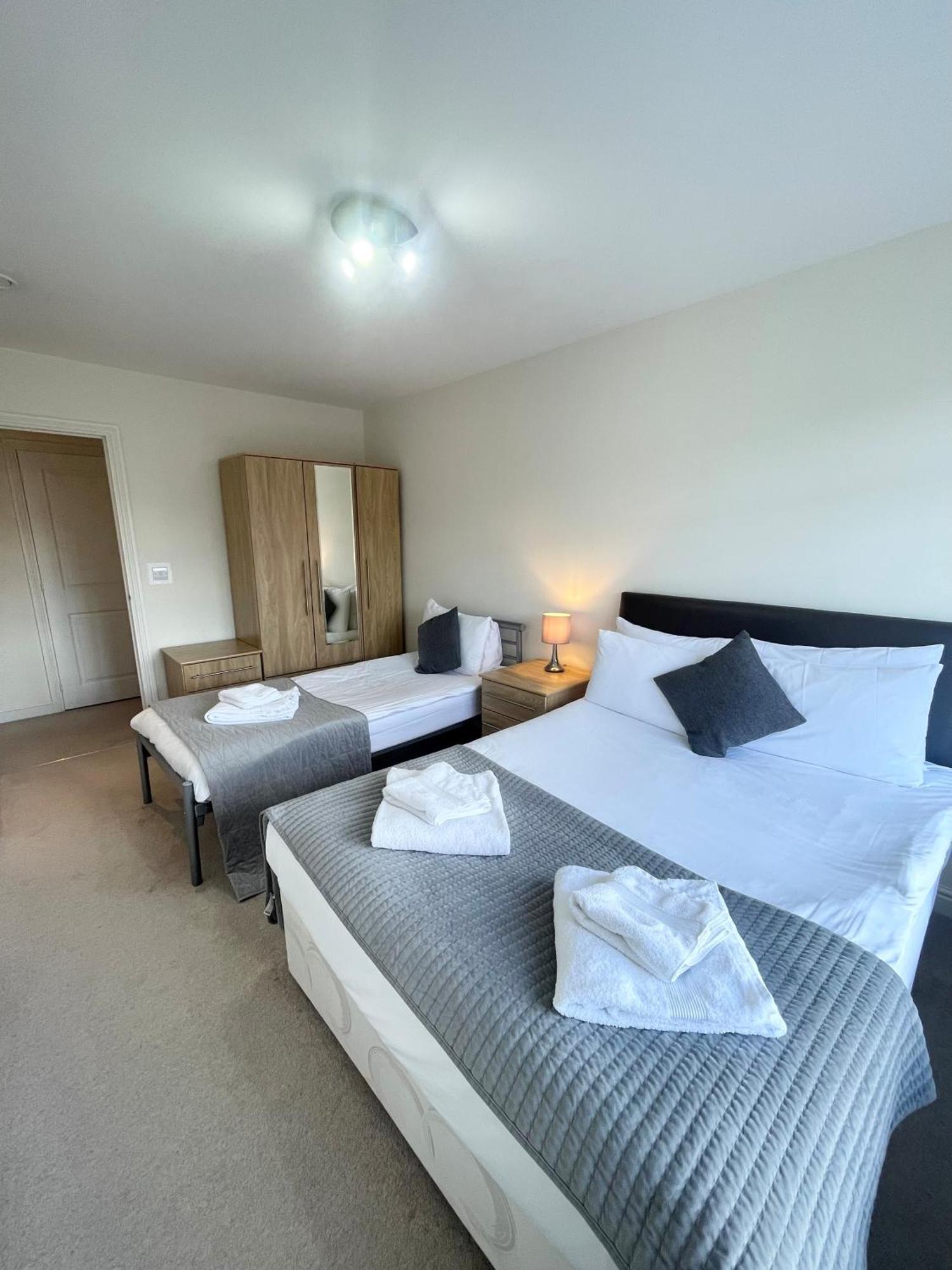 Blue Sky Apartments @Wallis Square, Farnborough Farnborough  Luaran gambar