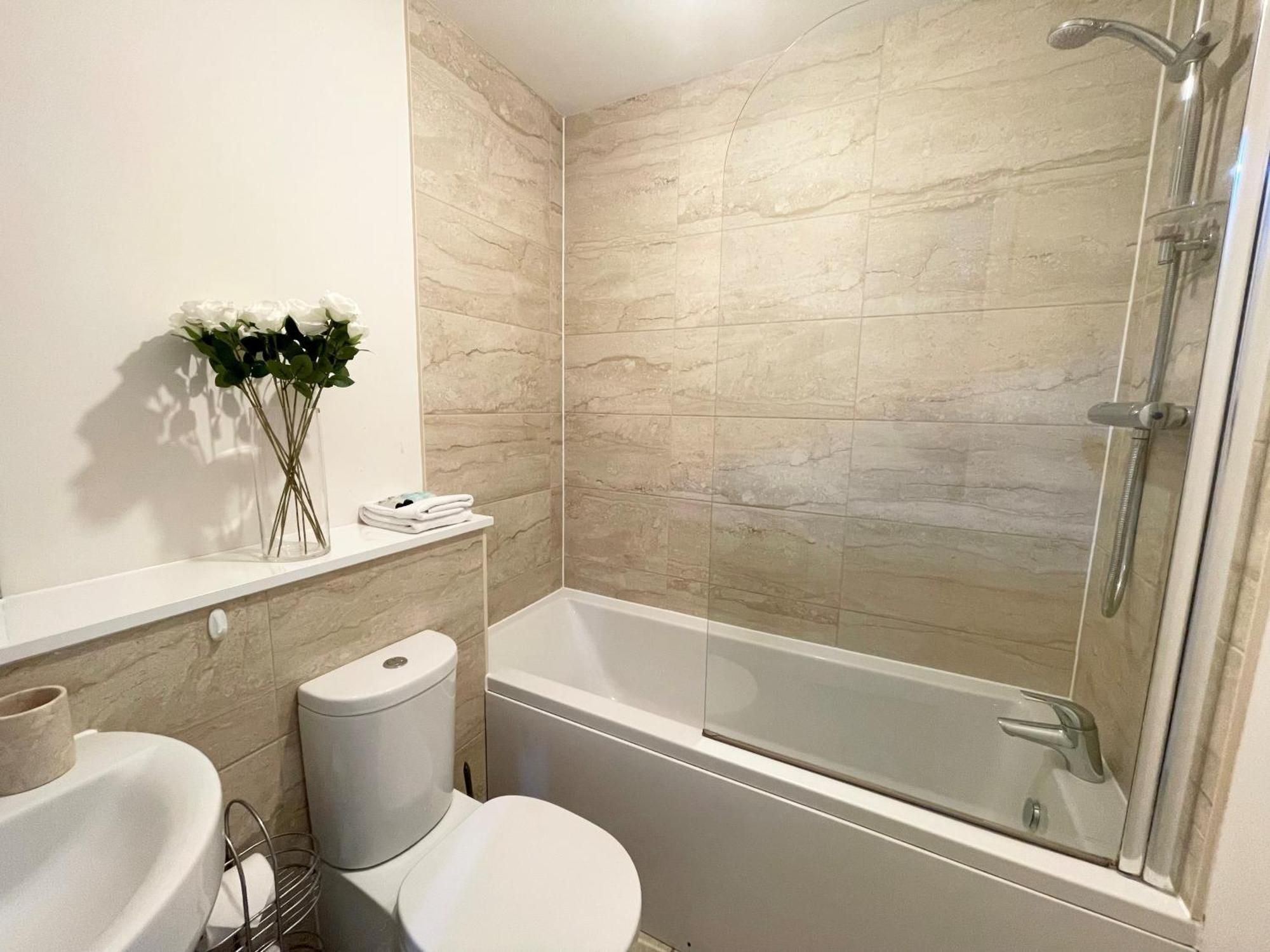 Blue Sky Apartments @Wallis Square, Farnborough Farnborough  Luaran gambar