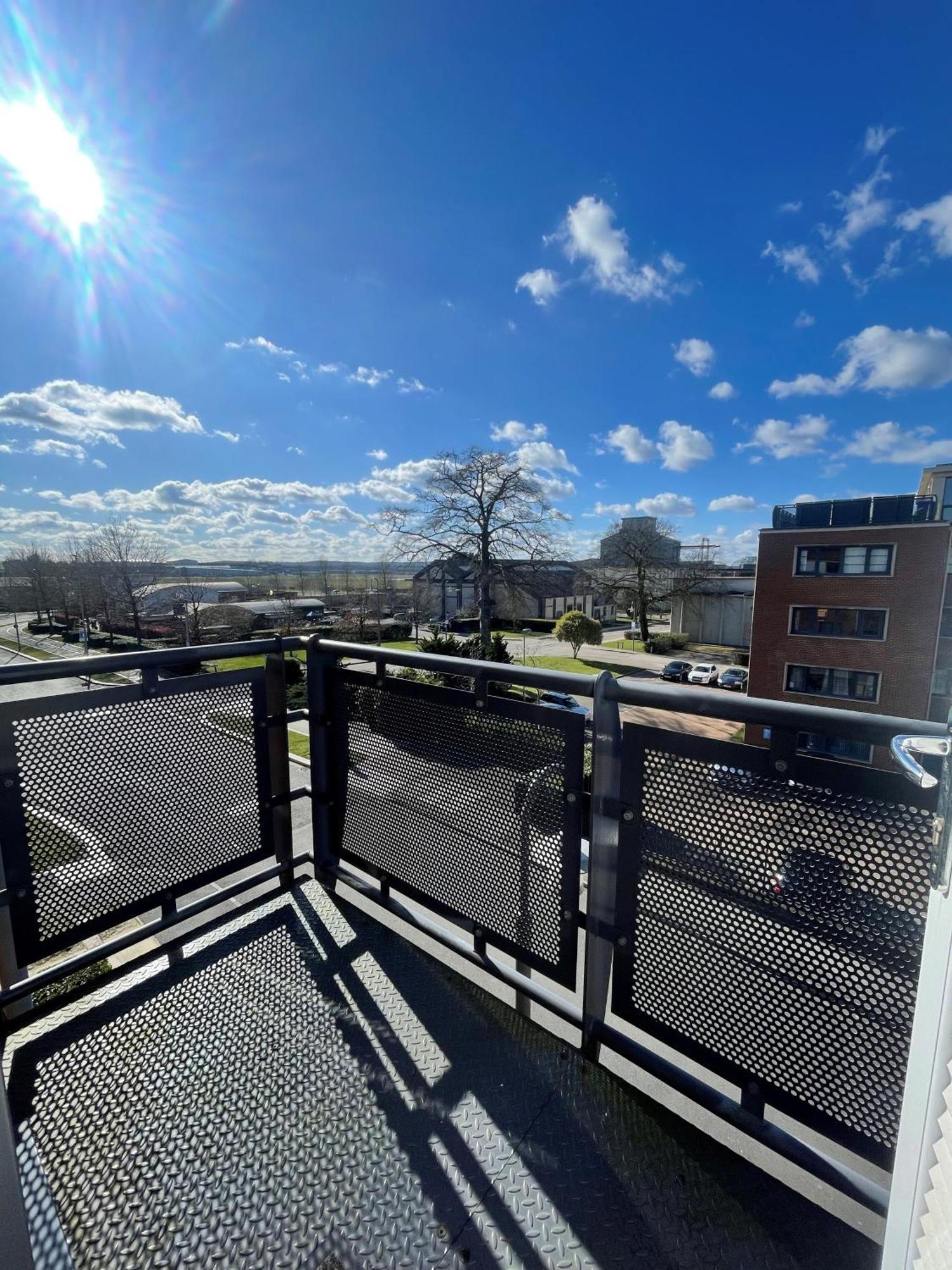 Blue Sky Apartments @Wallis Square, Farnborough Farnborough  Luaran gambar