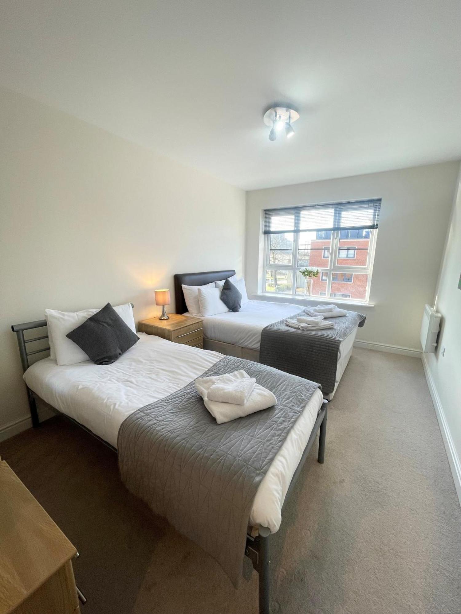 Blue Sky Apartments @Wallis Square, Farnborough Farnborough  Luaran gambar