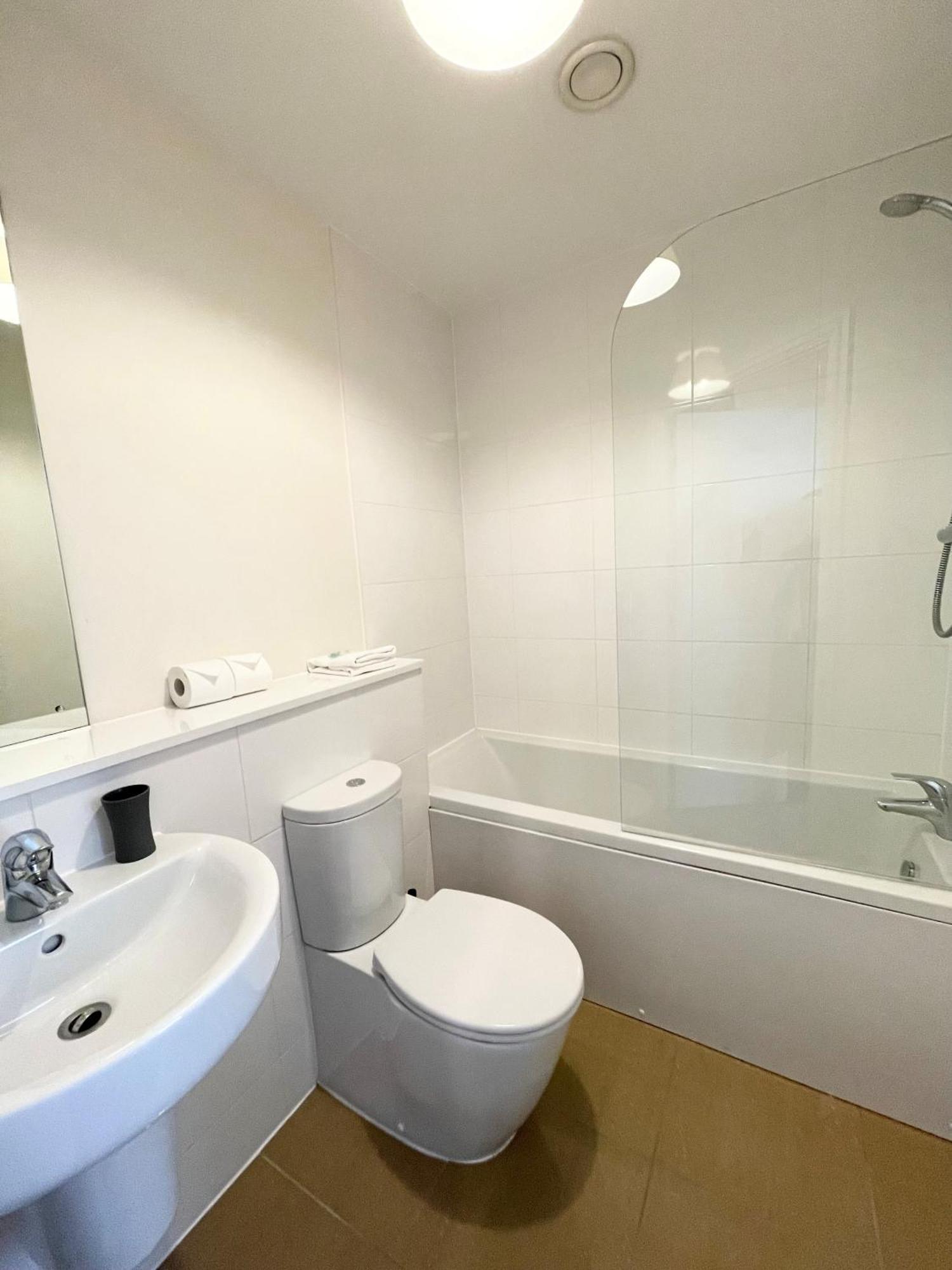 Blue Sky Apartments @Wallis Square, Farnborough Farnborough  Luaran gambar