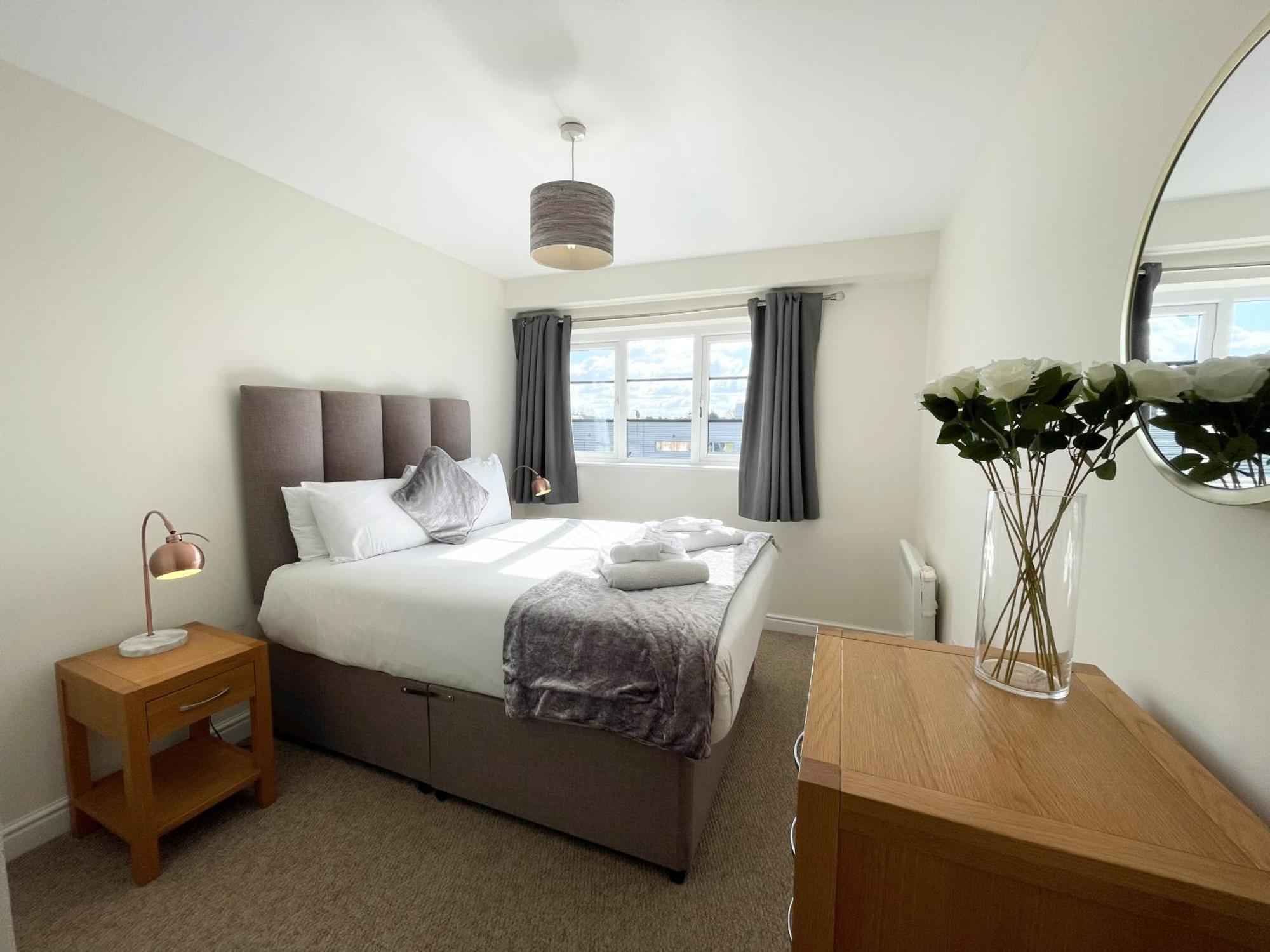 Blue Sky Apartments @Wallis Square, Farnborough Farnborough  Luaran gambar
