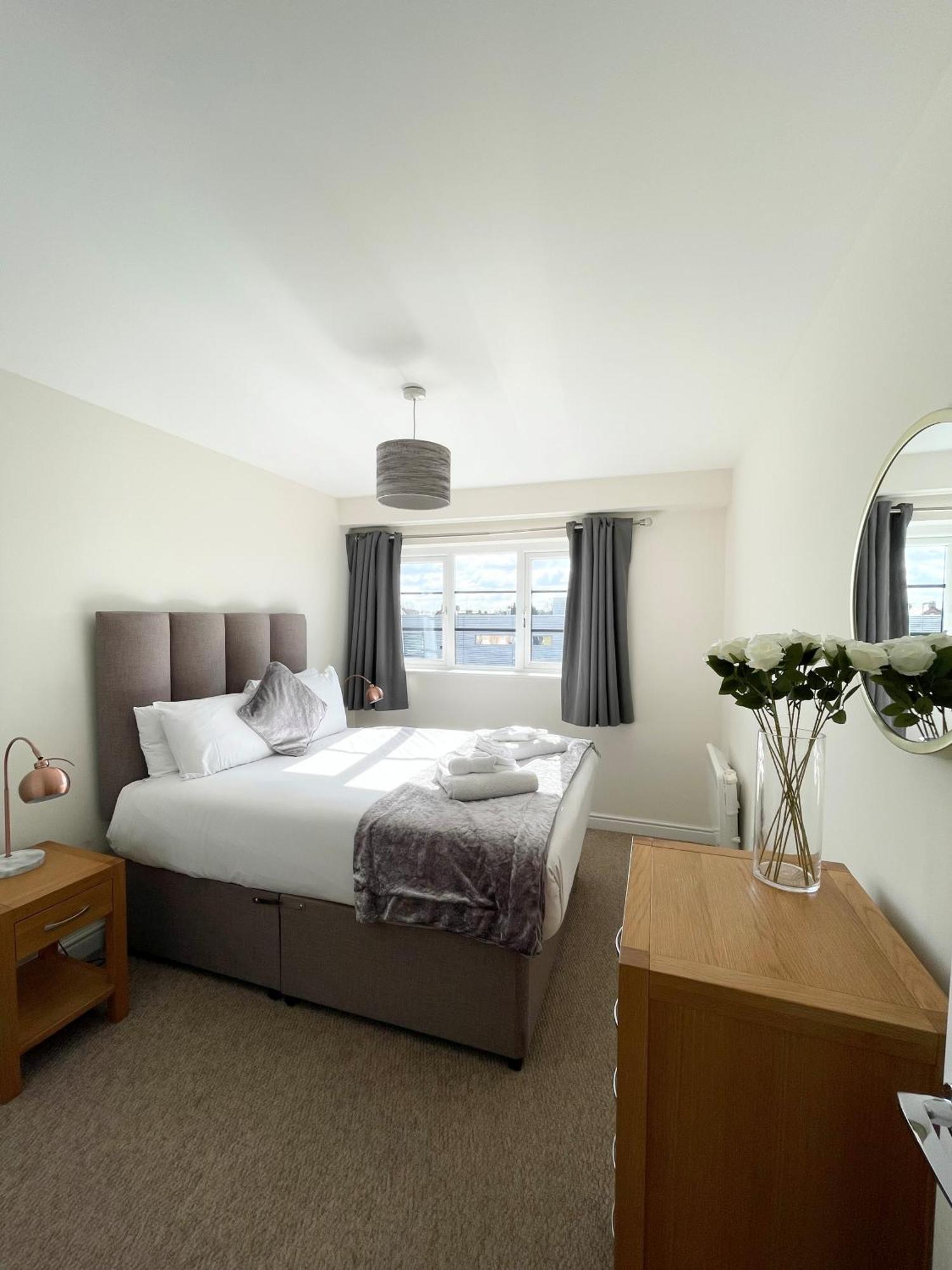 Blue Sky Apartments @Wallis Square, Farnborough Farnborough  Luaran gambar