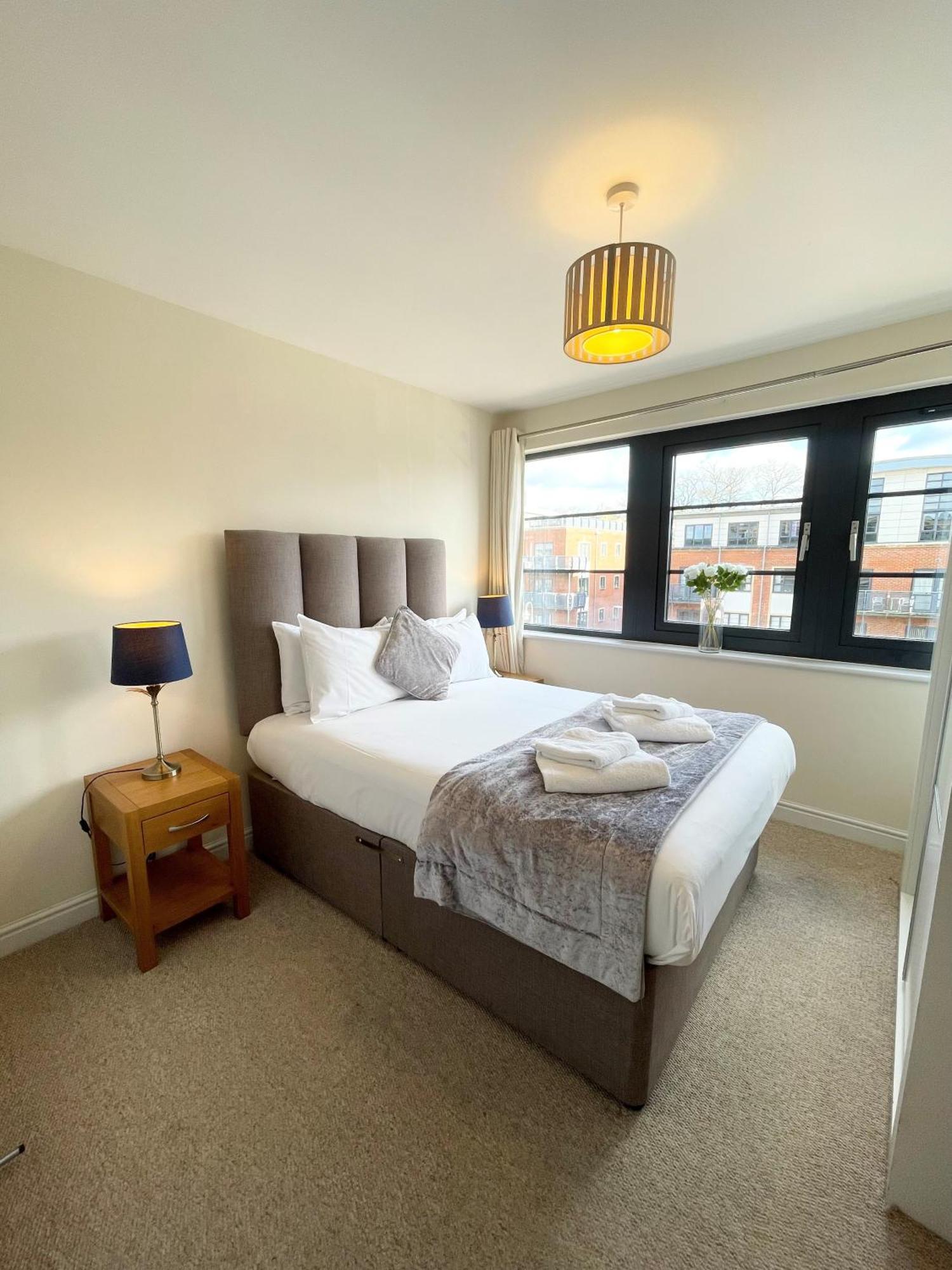 Blue Sky Apartments @Wallis Square, Farnborough Farnborough  Luaran gambar