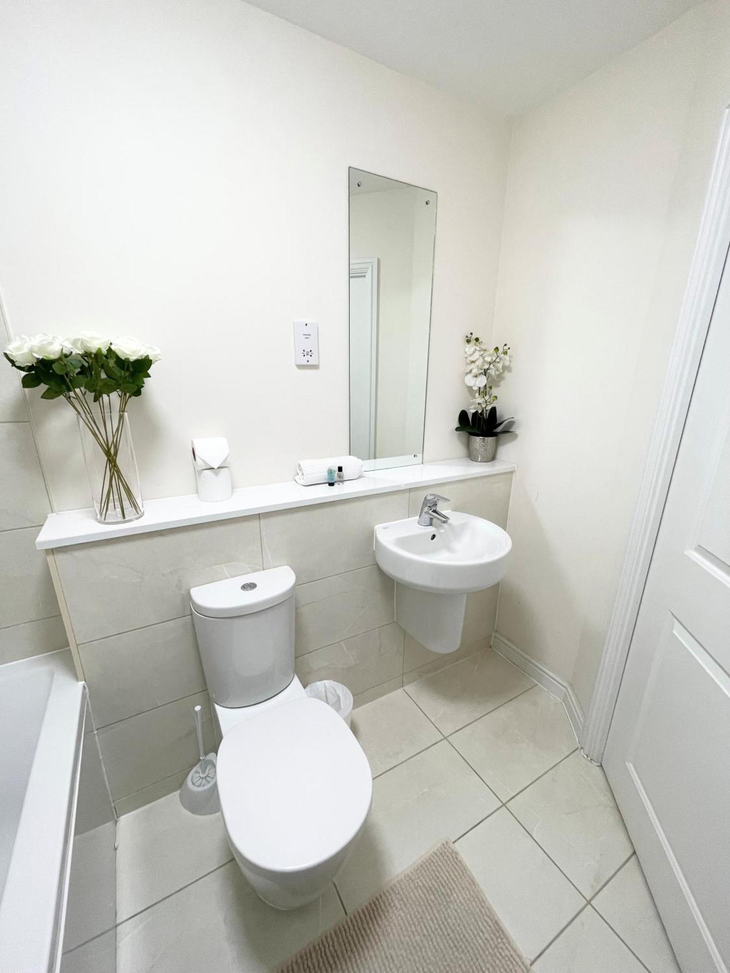 Blue Sky Apartments @Wallis Square, Farnborough Farnborough  Luaran gambar