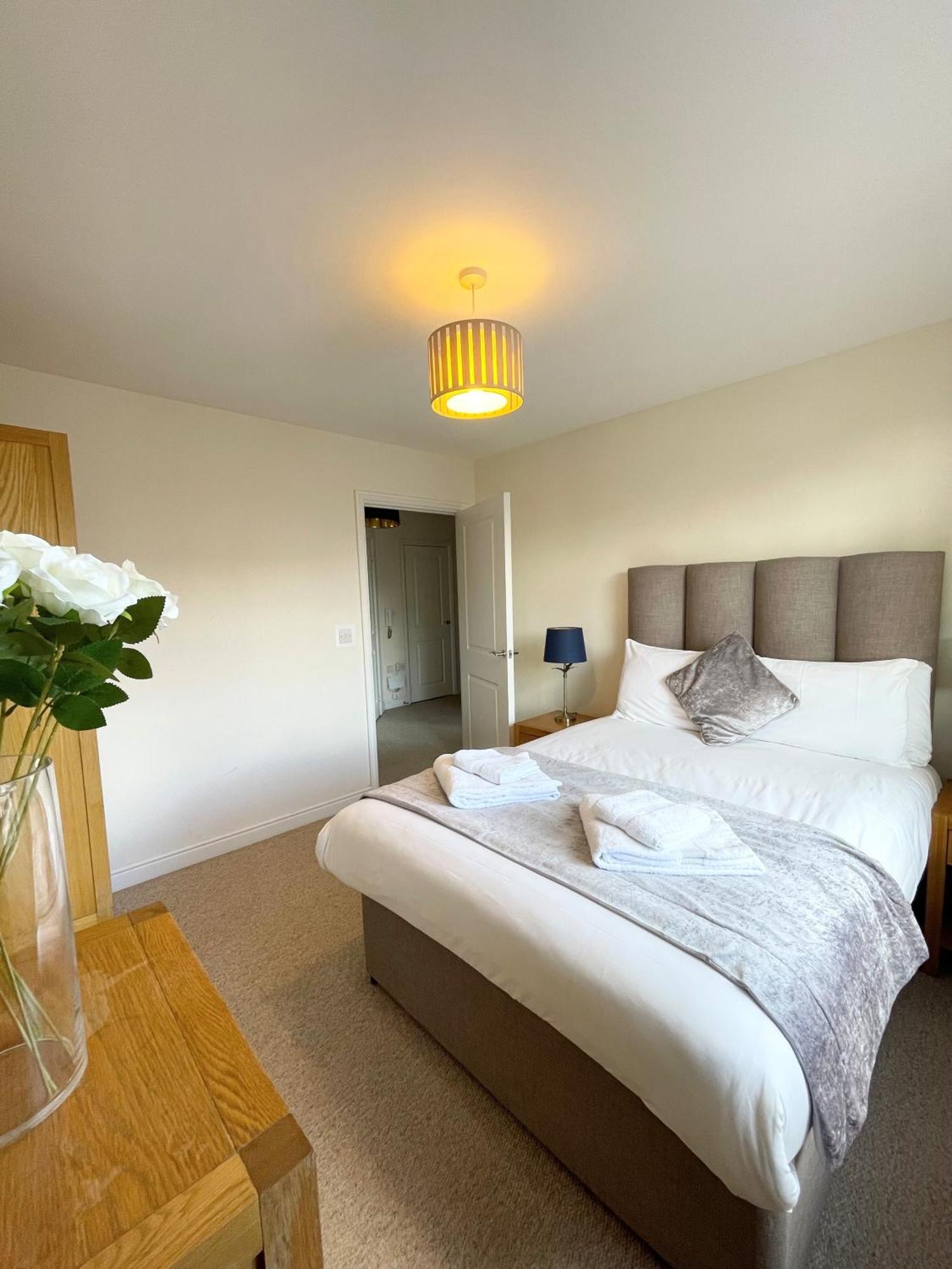 Blue Sky Apartments @Wallis Square, Farnborough Farnborough  Luaran gambar