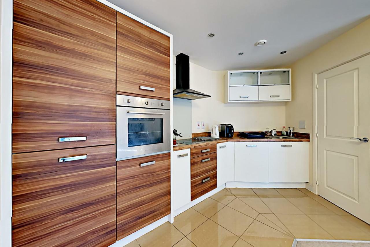 Blue Sky Apartments @Wallis Square, Farnborough Farnborough  Luaran gambar